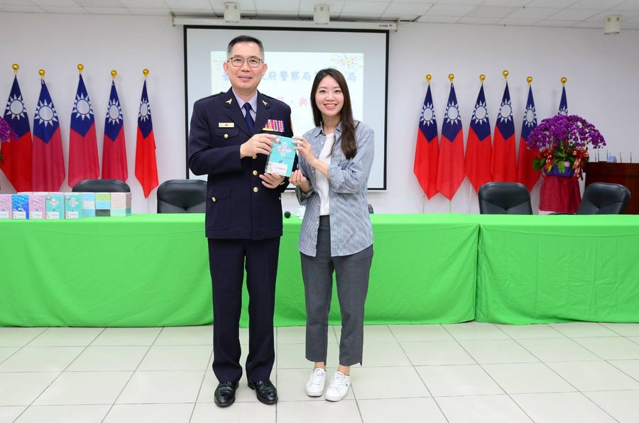 警六分局長吳耀南　送女性同仁面膜